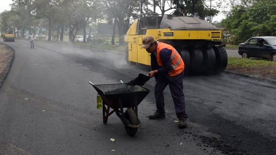 Por estos días, en Asunción, operarios arreglan una de las calles por donde pasará el Papa. Foto: AFP