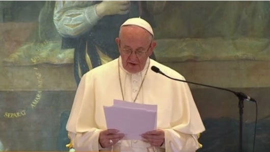 El papa brinda discurso a los obispos.