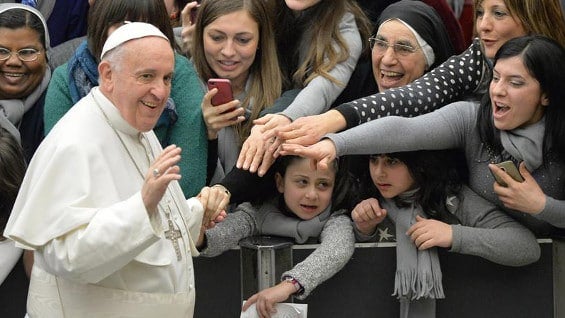 Analistas critican que el papa sufra del culto a la personalidad. Foto: EFE