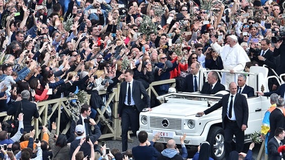 Papa Francisco en la Plaza de San Pedro del Vaticano. Foto: AFP.