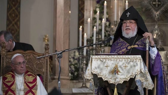 El papa Francisco (izq.) asiste a una misa oficiada por el catholicos (máxima autoridad de la Iglesia Armenia), Karekin II, en la catedral de Etchmiadzin cerca de Yerevan. Foto: EFE.