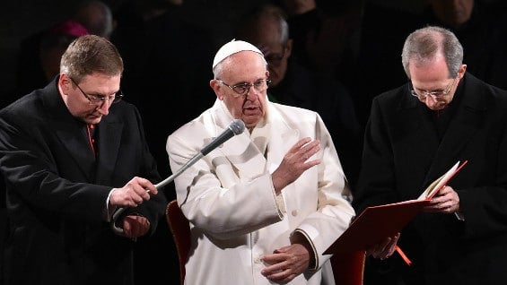 El papa Francisco encabezó la procesión en medio de fuerte medidas de seguridad. Foto: AFP.