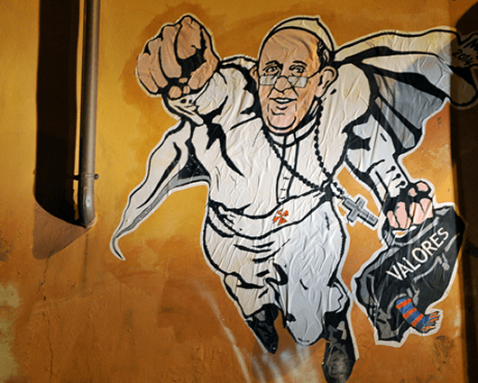 Papa Francisco representado en un mural como superhéroe FOTO: AFP