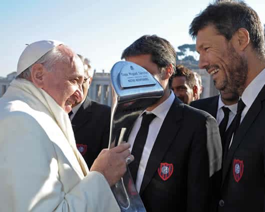 El papa recibe el trofeo conseguido por el equipo de sus amores. Foto: AFP