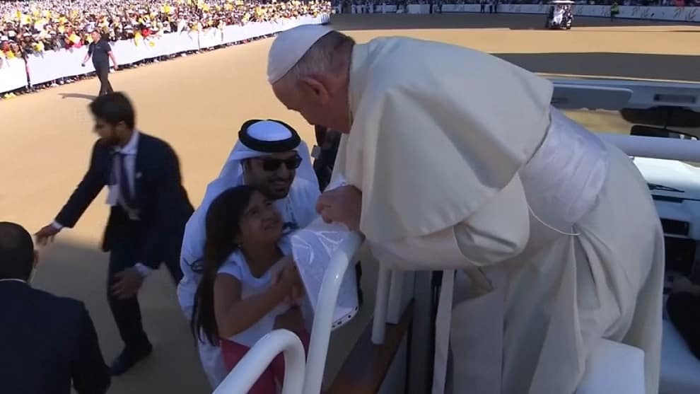FOTO: Niña colombiana es saludada por el papa Francisco. NoticiasRCN.com