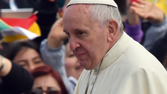 En algunos momentos, el papa se exigió al no usar el papamóvil para desplazarse. Foto: AFP