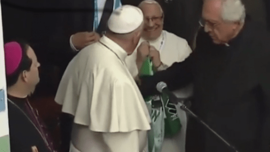 El momento en el que la hermana Cadavid le entrega la camiseta verdolaga al papa. Foto:NoticiasRCN.com