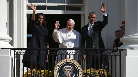 El presidente estadounidense Barack Obama, su mujer Michelle Obama junto al papa Francisco durante la ceremonia de bienvenida en la Casa Blanca. Foto: EFE.