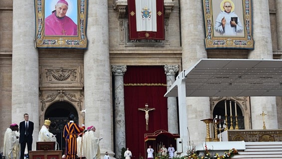 Tras la ceremonia de beatificación, el papa Francisco rezó el Ángelus. Foto: AFP.