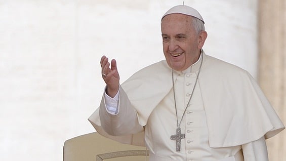 El papa Francisco saluda a la multitud durante la audiencia general en la Plaza de San Pedro en el Vaticano. Foto: AFP.