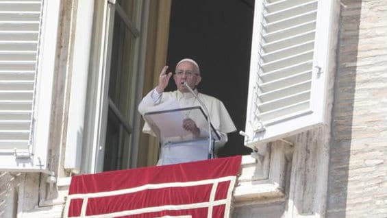 El papa Francisco pidió oración a las personas reunidas en la Plaza de San Pedro. Foto EFE
