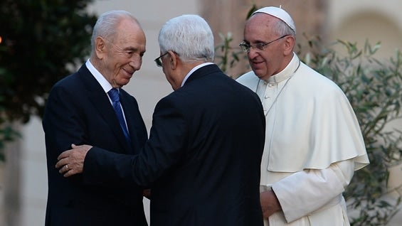 El presidente israelí, Shimon Peres, y el líder palestino, Mahmud Abas, se reunieron con el Papa en el Vaticano para hacer una oración conjunta por la paz en Medio Oriente. Foto: AFP.