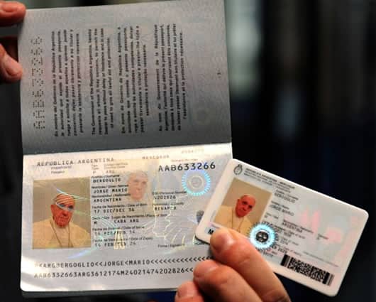 El papa Francisco pidió seguir viajando por el mundo con el pasaporte argentino. AFP