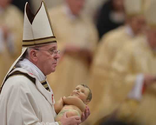 El papa terminó su alocución pidiendo que esta Navidad suscite un "generoso compromiso de amor". Foto: AFP