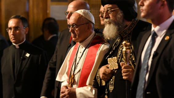 El papa Francisco y el papa Teodoro II. Foto: AFP