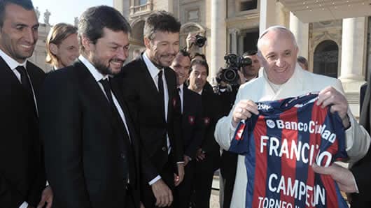 El papa Francisco es el más célebre hincha de San Lorenzo de Almagro. Foto: AFP.