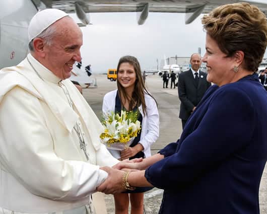 Papa Francisco y Dilma Rousseff, presidenta de Brasil. Foto: AFP.