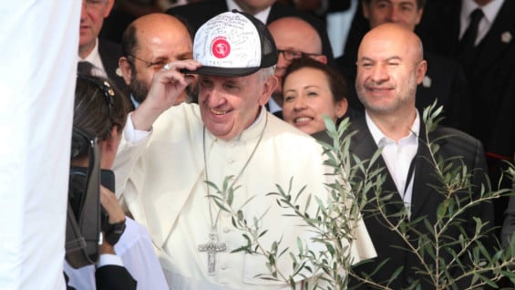 El papa Francisco recibió una gorra con mensajes de agradecimiento. Foto: EFE