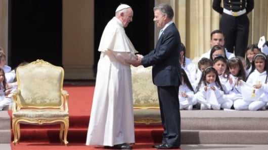 El presidente Santos y el papa. Foto: Raúl Arboleda / AFP