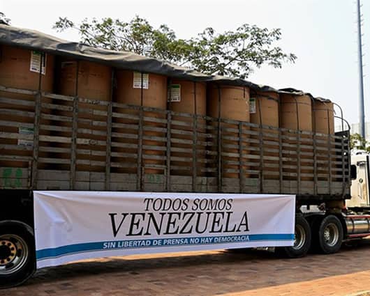 Un grupo de periodistas venezolanos y colombianos vigilan el cargamento. Foto: EFE