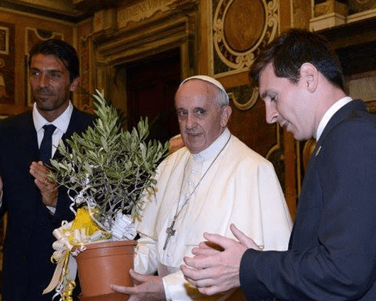El papa Francisco recibe a los jugadores argentinos e italianos. Foto: @CeciAlbiceleste