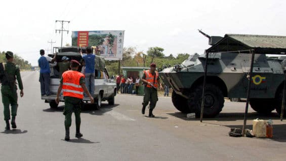 También se señalan restricciones al tránsito de mercancías y bienes. Foto: AFP.