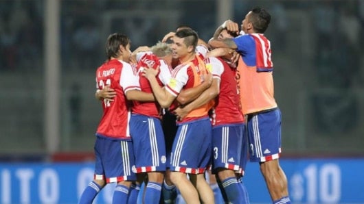 Jugadores de la selección paraguaya celebran tras vencer al seleccionado argentino. Foto: EFE.