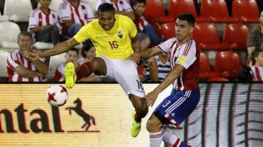 Junior Alonso, de Paraguay, ante Antonio Valencia, de Ecuador, en el partido en el estadio Defensores del Chaco de Asunción. Foto: EFE.