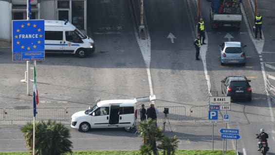 Las grandes tiendas, por su parte, abrieron sus puertas. Pero algunas de ellas decidieron cerrar finalmente unas horas después. Foto: AFP.