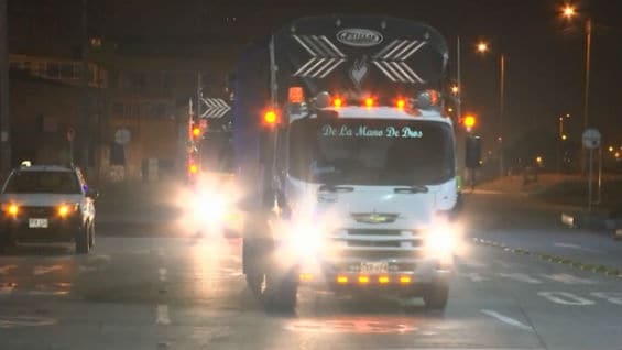 Camiones fueron apedreados por desconocidos cuando ingresaban a Bogotá. Foto Noticias RCN