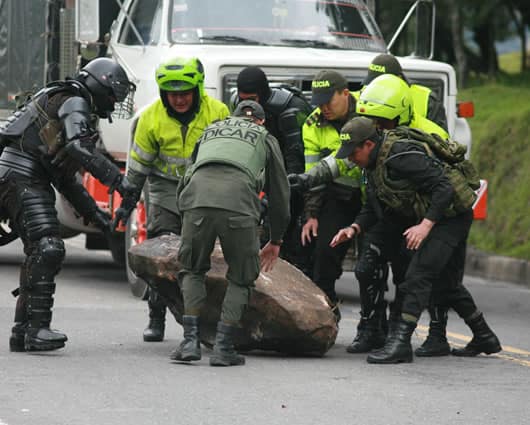 Debido a los bloqueos algunas regiones se encuentran aisladas del resto del país. Foto: AFP.