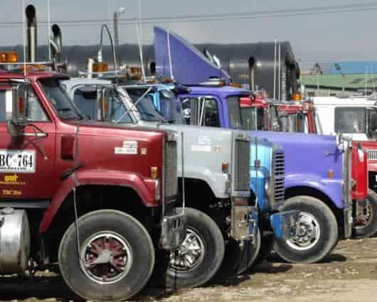Camioneros piden revisar la fórmula para bajar los costos del combustible. Foto: AFP