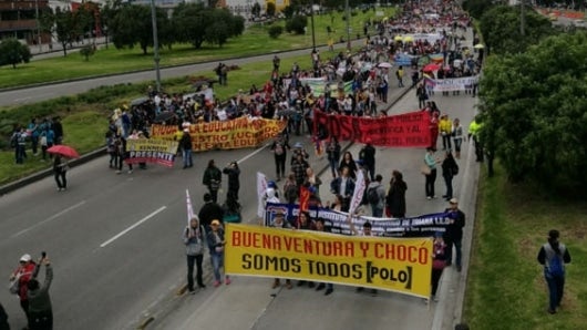 Maestros marchan por las calles de Bogotá. Foto: RCN
