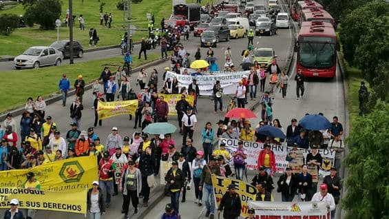 Maestros marchan por las vías de Bogotá.