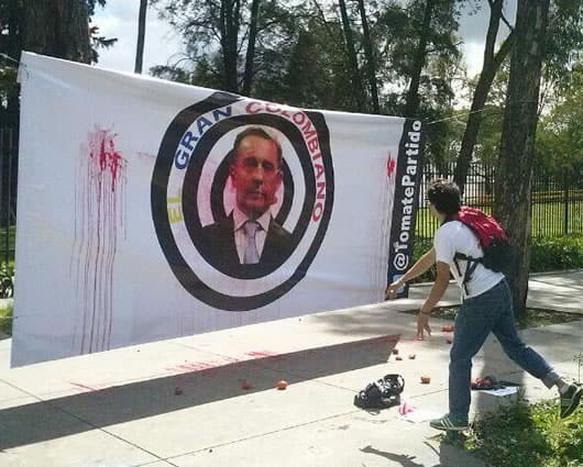 Los jóvenes han protagonizado una decena de "tomatinas" contra personajes de la política nacional. Foto: Twitter oficial @TomatePartido.