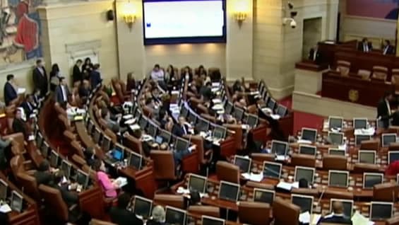 Los congresistas viajan cada ocho días a sus regiones de origen.