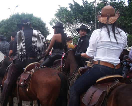 La belleza de las mujeres caleñas hace presencia en la cabalgata. Foto: Oficial
