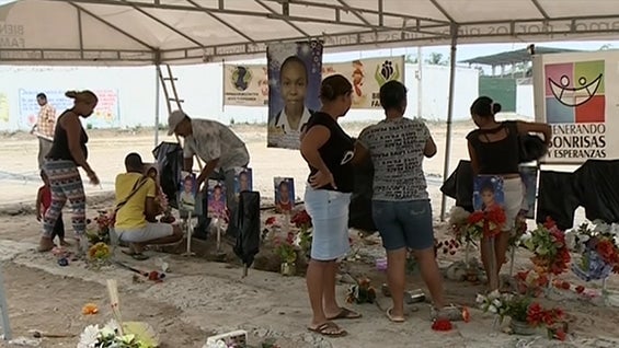 En el mismo lugar donde ocurrieron los hechos hace un año se mantiene instalada una carpa blanca. Foto: Noticias RCN.
