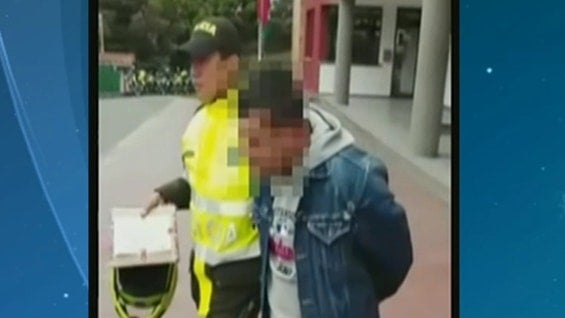 El hombre de 34 años habría conseguido el arma de manera ilegal, según las autoridades.