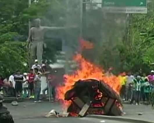 Los mineros protestan para que el Gobierno elimine un decreto de destrucción a la maquinaria.