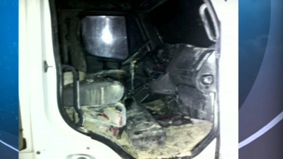 La tractomula fue incinerada por hombres armados.