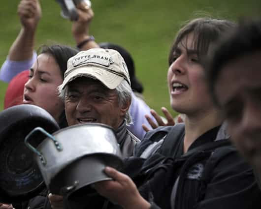 Los manifestantes han sacado sus ollas para protestar con 'cacerolazos'. Foto: AFP