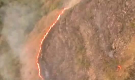 Helicóptero de la Fuerza Aérea realiza descargas para controlar el fuego.