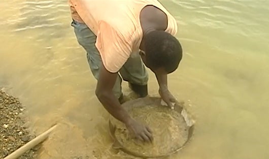 La mayoría de la población ve en la minería una oportunidad de subsistencia.