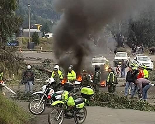 La policía trata de evitar el bloqueo de vías y la violencia en las protestas.