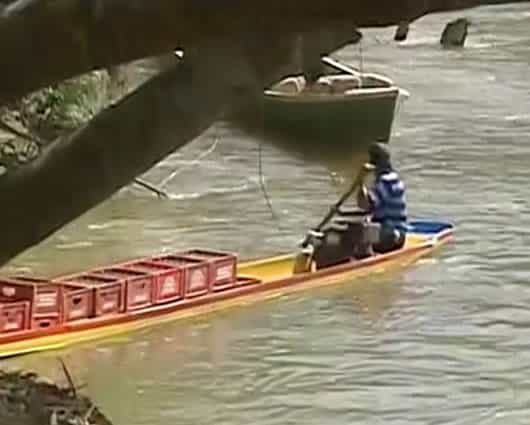Cobran hasta 20.000 pesos por cruzar un mercado por el río.