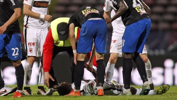 El jugador, de 26 años, se desplomó en el campo de juego. Foto: AFP