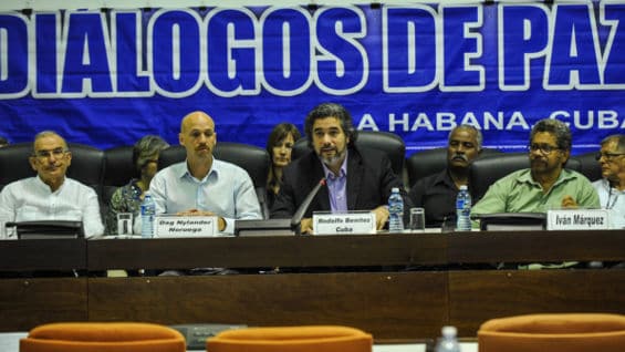 Los representantes de Cuba y Noruega junto a los negociadores del Gobierno y la guerrilla. Foto: AFP.
