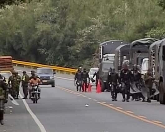 La vía permanece custodiada por las autoridades para evitar bloqueos durante la noche.