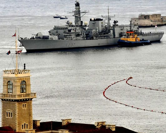 La llegada a Gibraltar de un buque de guerra británico encendió las alarmas en España. Foto: EFE